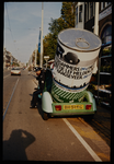 1987-242 Reclame voor de gemeentepolitie tijdens het Heineken Jazz festival. Een voertuig met limonadeblik voor de ...