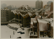1987-246 Overzicht van de kubuswoningen in de sneeuw op de hoek van de Spaansekade aan de Oudehaven. In de achtergrond ...