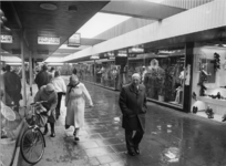 1987-960 Het winkelcentrum de Keizerswaard. Rechts de modezaak van de Jong.