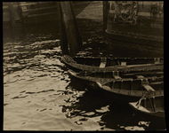 1989-271 Roeiboten in een haven.