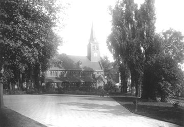1989-3068 De Waalse kerk aan de Boshoek, gezien vanaf het schoolplein van de openluchtschool.