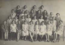 1989-3201 Groepsfoto van meisjes met schooljuffrouw, school voor gewoon lager onderwijs aan de 's-Gravendijkwal.