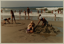 1992-4103-1 Spelende kinderen op het strand bij Hoek van Holland.