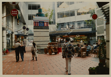 1992-4341 Het winkelcentrum Central Plaza met klok aan het Weena.