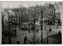 IX-1097-1 Mensen wandelen over het plein van de Grotemarkt. Uiterst links begint de Steigersgracht.