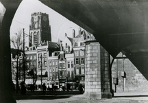 IX-1102-01 Zicht vanonder het spoorwegviaduct op de Grotemarkt.Op de achtergrond de toren van de Sint-Laurenskerk.