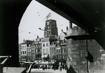 IX-1102-02 Zicht vanonder het spoorwegviaduct op de Grotemarkt.Op de achtergrond de toren van de Sint-Laurenskerk.