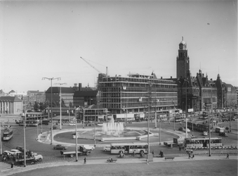 IX-1343-19-18-39 Het Hofplein, op de achtergrond de Coolsingel met het kantoorgebouw van de Eerste Nederlandsche ...