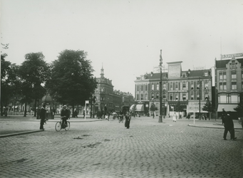IX-1349 Het Van Hogendorpsplein, rechts de Coolsingel.