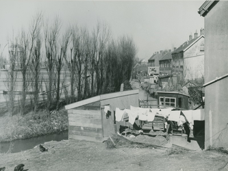 IX-1396-02 Op de voorgrond de achterzijde van woningen aan de Nesserdijk. Op de Achtergrond huizen aan de Honingerdijk.