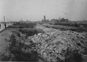 IX-1441-1 De verlegging van de Hoogstraat.Op de achtergrond het spoorwegviaduct en de Sint-Laurenskerk.