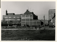 IX-1443-10 De Hoornbrekersstraat, rechts de Ketelaarsstraat. Op de achtergrond rechts kantoorgebouw De Leuve.