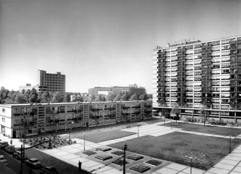 IX-1497-00-00-11-01 Overzicht van de Joost Banckertsplaats met flatgebouwen.