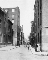 IX-1763 De Lange Torenstraat, op de voorgrond de kruising met de Grotekerkplein.