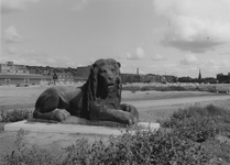 IX-1850-00-33 Terrein voor de Maasboulevard. Achtergrond één der leeuwen van de oude Koningsbrug, uit het zuidwesten.