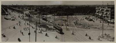 IX-1872 De verlegging van de tramrails op het Marconiplein, gezien vanaf de Hudsonstraat en de Schiedamseweg, naar het ...