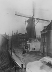 IX-1884-01 Gezicht op de Mathenesserdijk bij de tol en molen De Graankorrel.