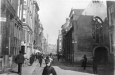 IX-1931 De Meent, rechts de Sint-Sebastiaanskapel (Schotse kerkje) op de hoek Lombardstraat.