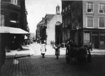 IX-1932 De Meent, rechts de Sint-Sebastiaanskapel (Schotse kerkje) op de hoek Lombardstraat.