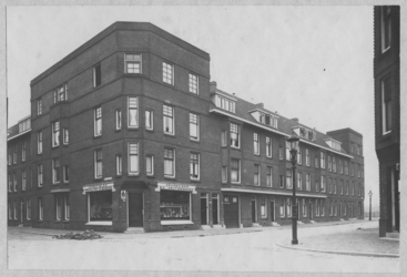 IX-1984 Gezicht in de Middenhoefstraat (rechts) - Essenburgstraat (links).