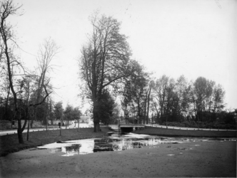 IX-2478 Het Park Rozenburg nabij het bruggetje aan de Oranjelaan.