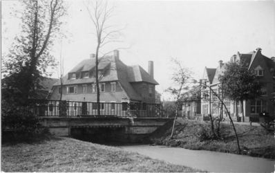 IX-2480 Villa's bij een brug aan de Waldeck-Pyrmontlaan in het Park Rozenburg.