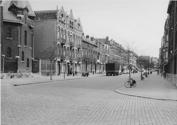 IX-2692-01-01 Rosier Faassenstraat met links een gedeelte van de Gereformeerde Kerk.