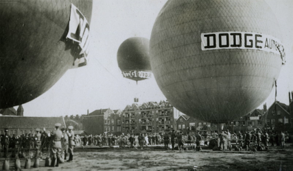 IX-2908-17 Het oplaten van ballonnen aan het Schuttersveld.