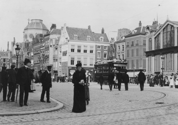 IX-3514 De Zeevischmarkt met rechts het gebouw.Op de achtergrond links de Steigersgracht, gezien vanaf de Leuvehaven.