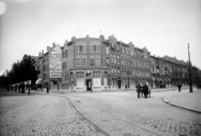 IX-475 Gezicht op de Burgemeester Meineszlaan (rechts) en de Vierambachtsstraat.