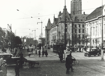 IX-595 Gezicht op de Coolsingel met het postkantoor en het stadhuis, ter hoogte van de Aert van Nesstraat (links).
