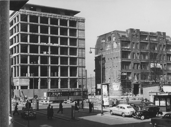 IX-664-09-09 De Coolsingel met links de Amsterdamsche Bank in aanbouw, rechts het pand Handel en Nijverheid van ...