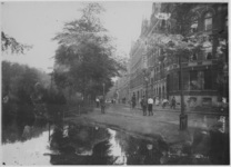 IX-711 Mensen wandelen langs het water van de Diergaardesingel tussen het Kruisplein en de Batavierenstraat, uit het ...