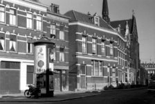 IX-842-04 Gezicht in de Gaffelstraat met het kerktorentje van de Sint-Josephkerk aan de Kruiskade.
