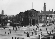 V-169-00-01-02 Het Hofplein met de Schiebrug en de Delftse Poort.Op de achtergrond rechts het stadhuis, links de ...