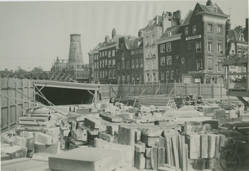 V-169-16 Verplaatsing van de Delftse Poort.Het Hofplein, rechts de Galerij, op de achtergrond het spoorwegviaduct en de ...