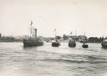 VII-154-01-1 Vier bootjes van de gemeente Rotterdam op de Nieuwe Maas bij de mond van het Boerengat en de Oostmaaslaan.