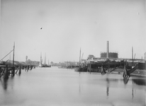 VII-191-01-1 Keilehaven met rechts de gasfabriek.