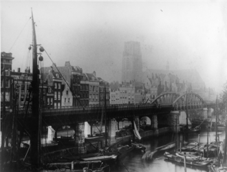 VII-210 De Kolk, links het spoorwegviaduct, daarachter het Westnieuwland, op de achtergrond de Grotemarkt en de toren ...