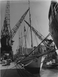 VII-233-10 Zeilschoolschip Albatros van Zweedse koopvaardij in de Lekhaven. Op de achtergrond links en de hijskranen.