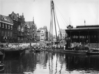 VII-279-01 De Leuvehaven met de verbouwing van de Soetenbrug, rechts de Zeevischmarkt.
