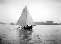 VII-342-04 Zeilscheepje, type schokker op de Nieuwe Maas.