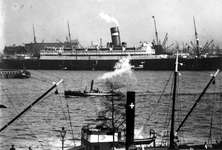 VII-344-08 De Nieuwe Maas met aan de overzijde passagiersschip de Nieuw Amsterdam van de Holland Amerika Lijn liggend ...