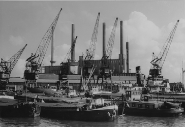VII-372-14 Merwehaven met schepen en hijskranen. Op de achtergrond de eeectrische centrale (GEB) aan de Galleistraat.