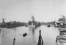 VII-373-00-01 Middenkous met molens: Het Vertrouwen (links), De Distilleerketel (midden) tussen de Voor- en Achterhaven ...