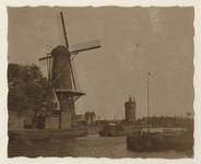 VII-378 Middenkous met op de achtergrond links molen De Distlleerketel tussen Voorhaven (links) en Achterhaven (rechts) ...