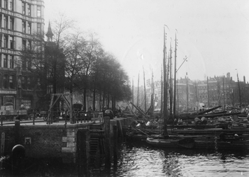 VII-438-01-1,-2 De Oudehaven en links de Geldersekade met het Witte Huis.