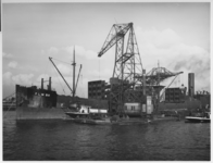 VII-527-04-1 In de Waalhaven, met schepen tijdens de overslag.