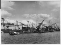 VII-527-04-2 In de Waalhaven, met schepen gedurende de overslag.