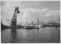 VII-527-04-5 In de Waalhaven, tijdens het laden of lossen van het het schip Markakis.